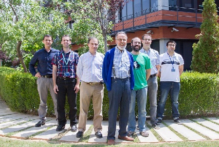 El profesor Vicente Domingo con algunos de los investigadores de la Universitat de València que trabajan en el proyecto PHI